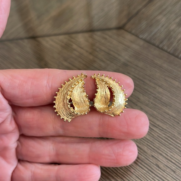 Vintage Leave Shaped Gold-tone Clip Earrings - Picture 8 of 13